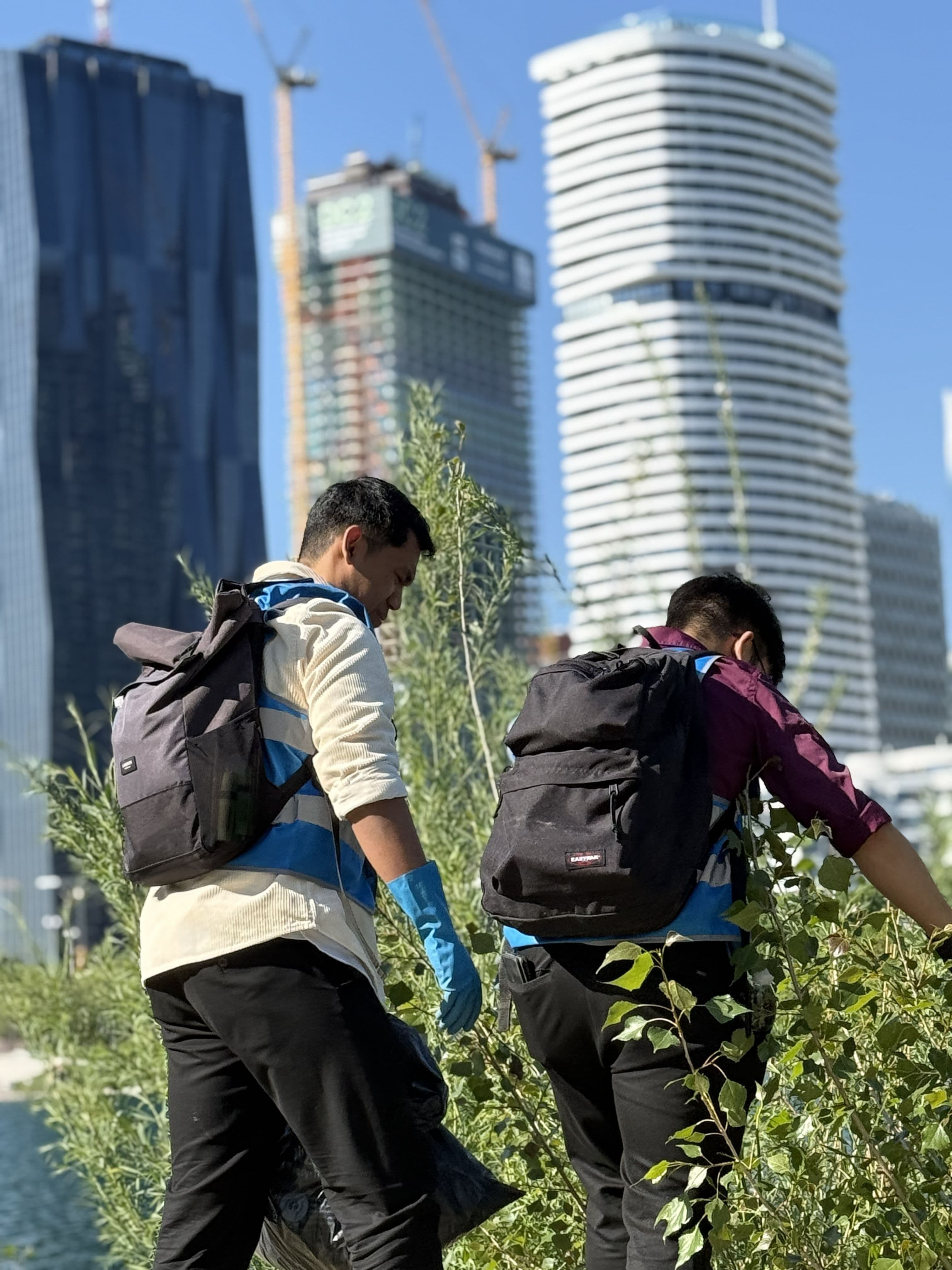 Teilnehmer:innen bei der Müllsammelaktion auf der Donauinsel